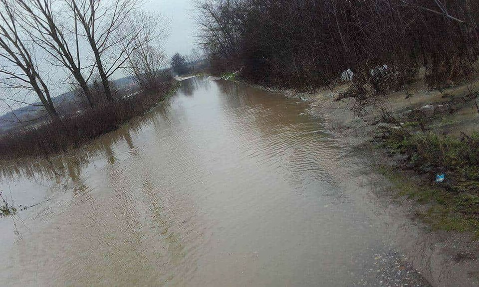 Izlila se Pusta reka, poplavljene njive, blokirana Stubla