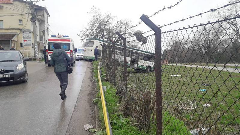 Autobus preleteo ogradu nekadašnje kasarne, povređeno 6 putnika