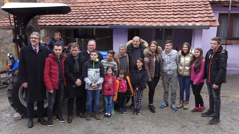 Leskovčanin donirao traktor porodici na Kosovu sa trinaestoro dece