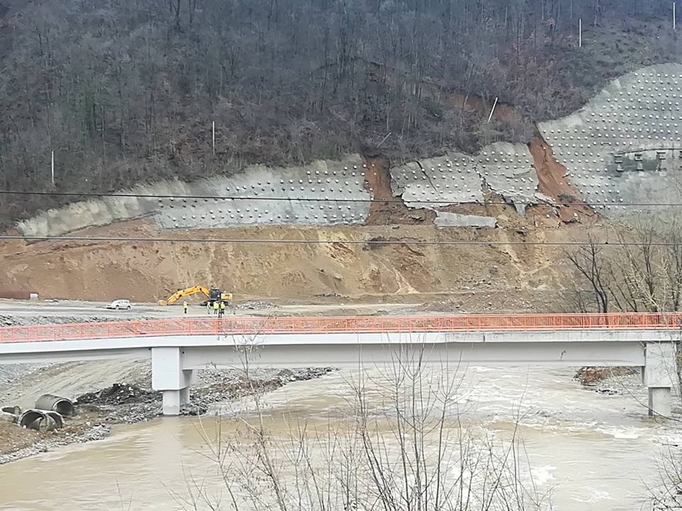 Obrušio se još jedan potporni zid na autoputu u izgadnji u Grdeličkoj klisuri