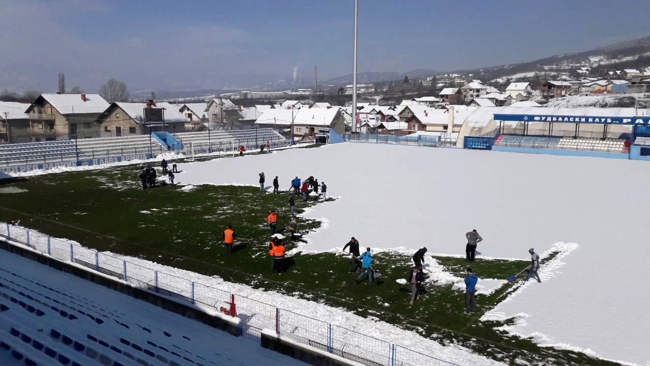 Navijači čiste sneg sa stadiona pred sutrašnju utakmicu