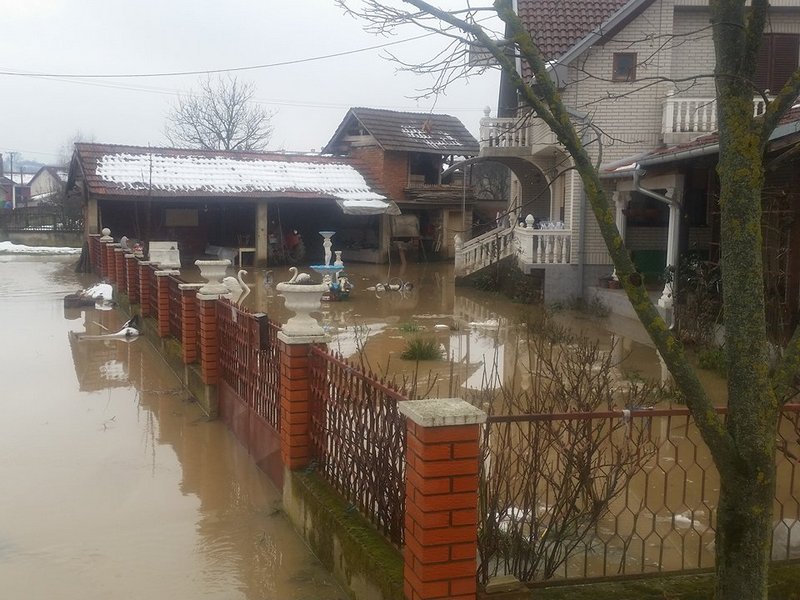 U Leskovcu i Lebanu dvorišta i oranice pod vodom