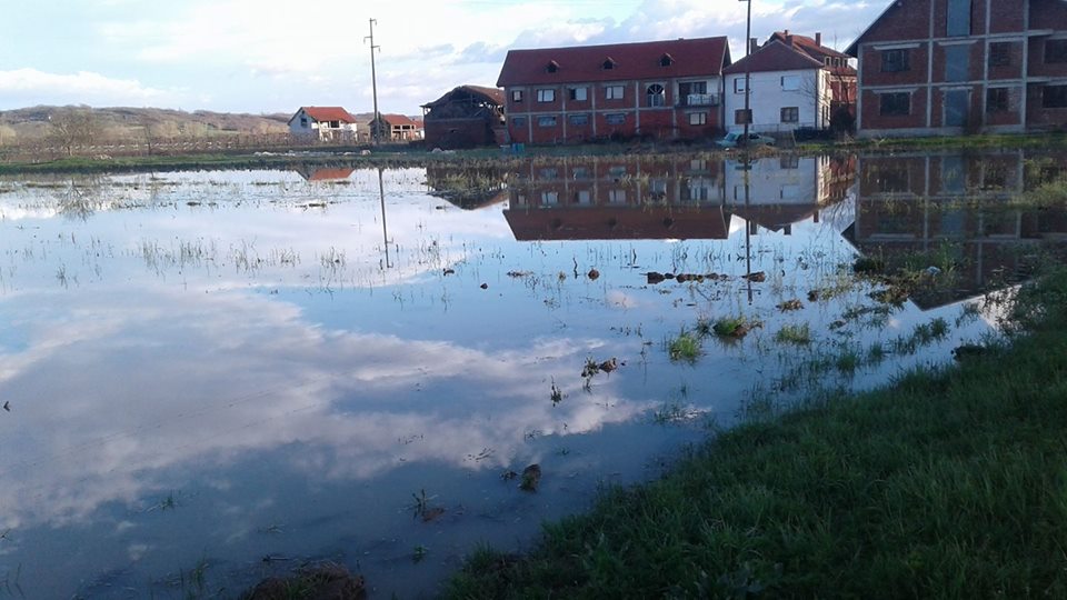 PODAVIĆE SAMI SEBE Zatrpali odvodne kanale, njive im plivaju