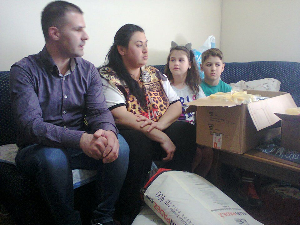 Naprednjaci obradovali pred Uskrs socijalno ugroženu porodicu u Leskovcu
