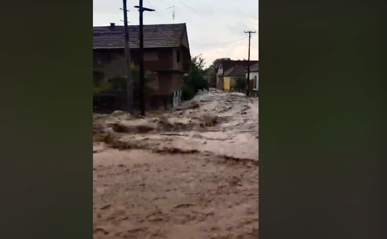 BUJICA u Pečenjevcu nosila sve pred sobom, poplavljene kuće, dvorišta, odnešen put u Čekminu (VIDEO)