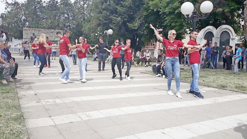 Plesali i maturanti u Bojniku