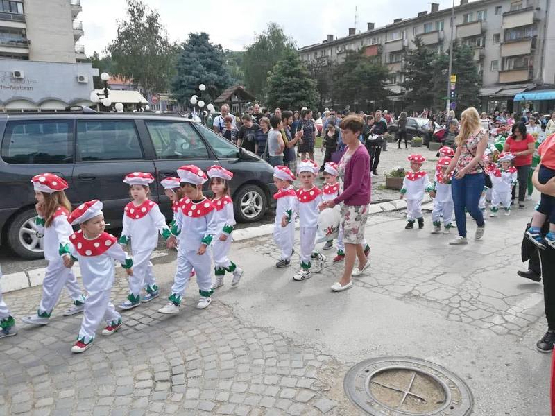 (FOTO PRIČA) Grdelica u ritmu dečjeg maskenbala