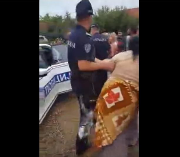 Meštani Sat Mahale se sukobili sa policijom i sprečili zaplenu izvršitelja (VIDEO)