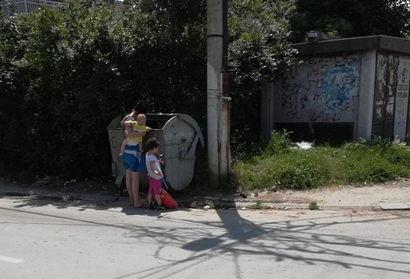 Slika iz Leskovca koja je rasplakala internet MAJKA SA DECOM čeprka po kontejneru