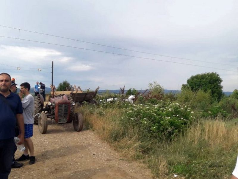 Usmrtio ga voz dok je prelazio prugu traktorom