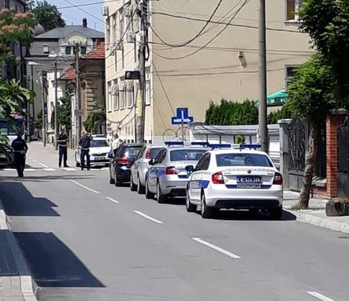 (VIDEO,FOTO) Policija sa pancirima i kalašnjikovima uhapsila sumnjivo lice