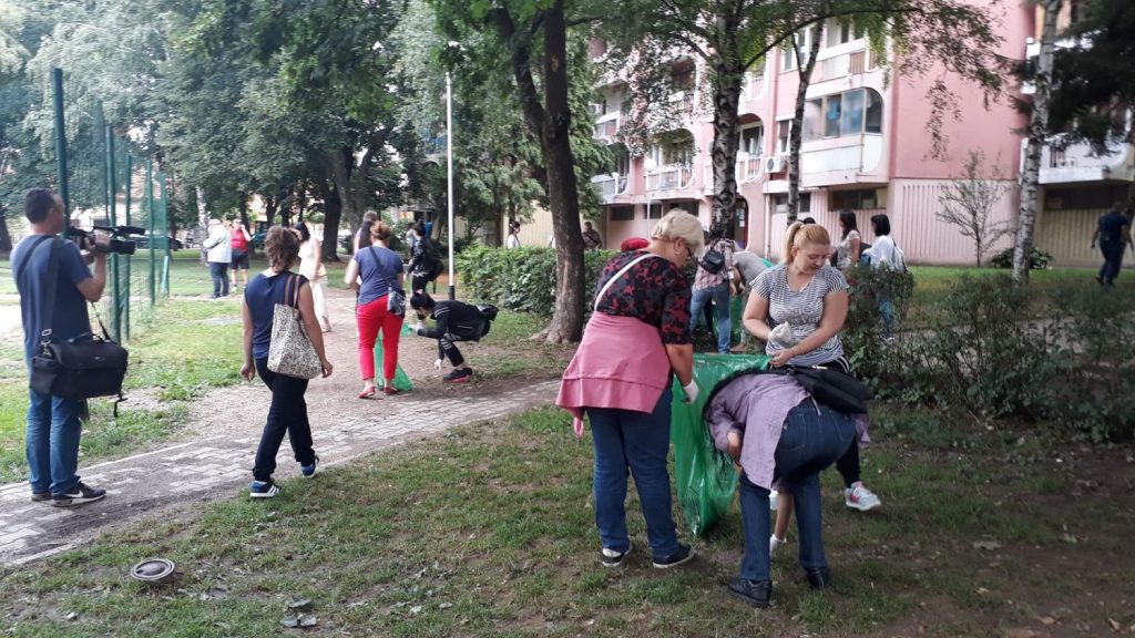 Uređivali igralište u naselju Solidarnost, ali glavni problem još uvek nije rešen