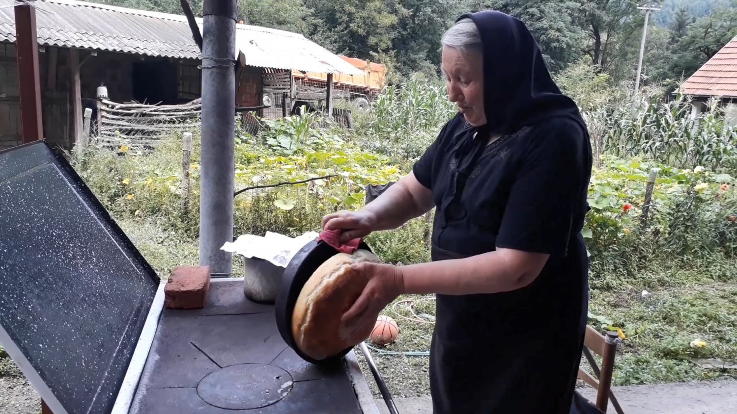 Samo iz furune hleb lepo miriše (VIDEO)