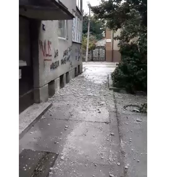 Obrušila se fasada nakon kiše, Leskovčani moraju sami da je renoviraju ili… (VIDEO)