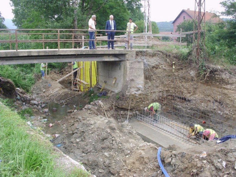 Betonom učvršćuju most u Boljaru