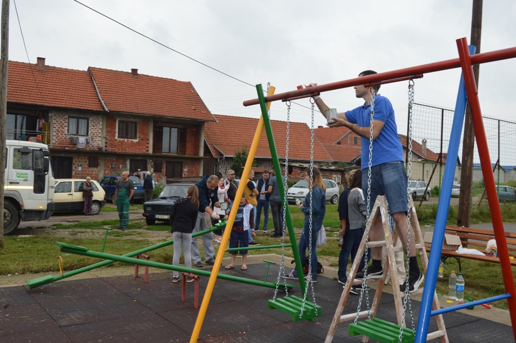 Očistili teren oko igrališta, farbali mobilirijar