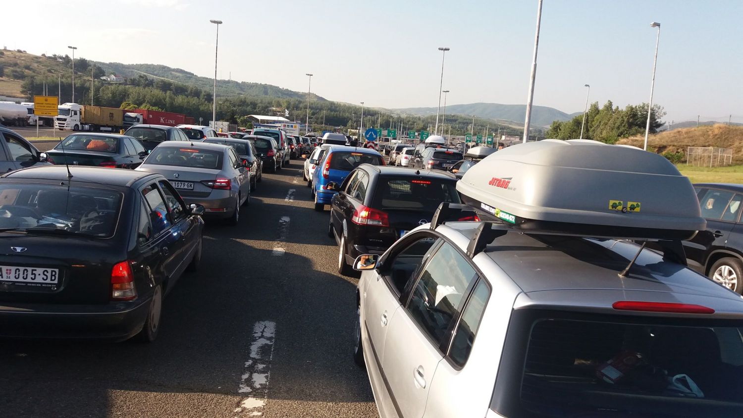 AMSS: Čekanje na graničnim prelazima po četiri sata, vozači se mole za strpljenje