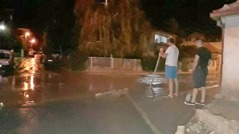 Pukla cev i poplavila tri ulice, ugrožena domaćinstva