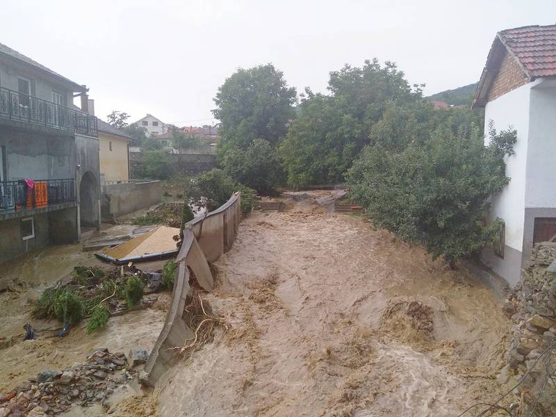 Podivljala Vranjska reka, poplavljene kuće i ugrožen Beli most (VIDEO)