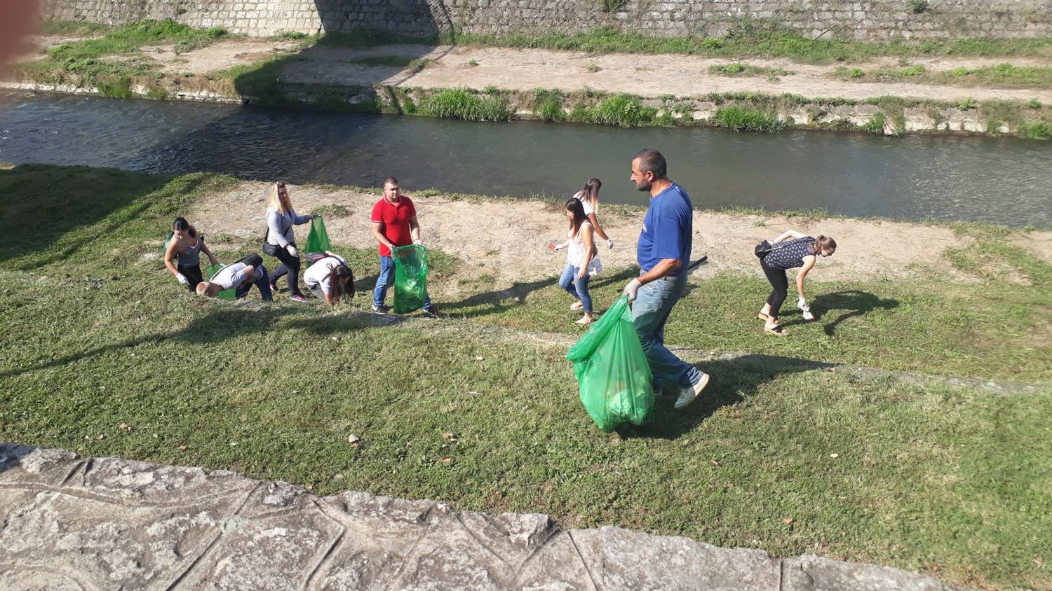 Pošto neće da čisti onaj ko treba, Leskovčani odlučili da uzmu stvar u svoje ruke!