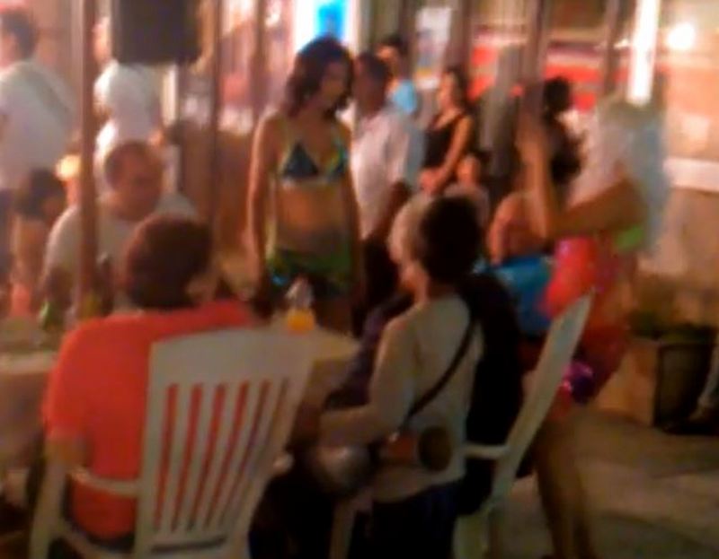 Direktor škole na Roštiljijadi pred učenicima „lumpovao“ sa trbušnim plesačicama (VIDEO)