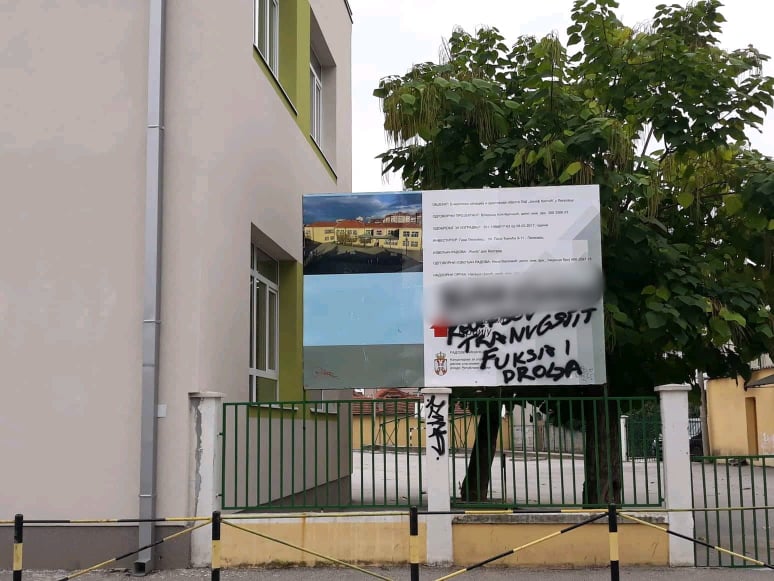 Grafitima brutalno izvređali glavnu inženjerku radova na Osnovnoj školi “Josif Kostić”, đaci u klupe tek sledeće godine