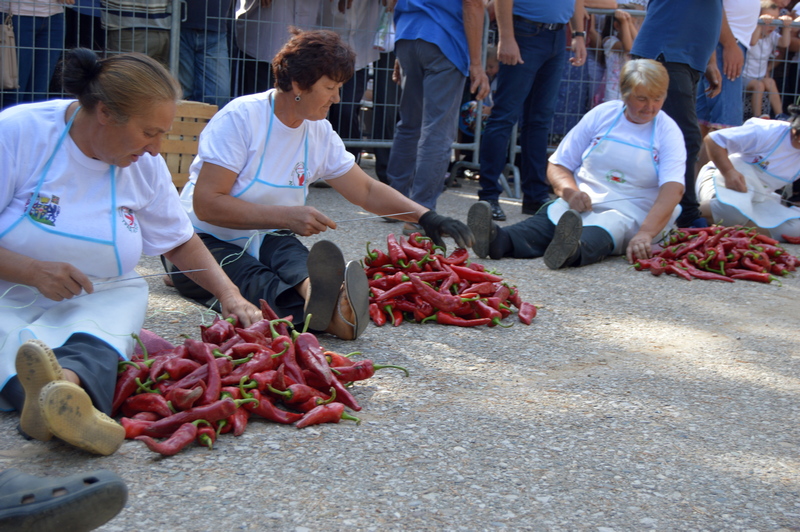 DONJA LOKOŠNICA Radmila Nikolić pobednica u brzom nizanju paprika