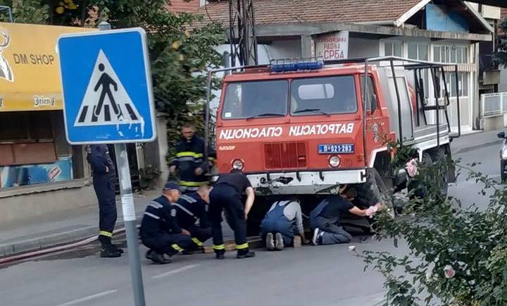 Odvalio se točak na vatrogasnom vozilu, blokiran saobraćaj u Svetoilijskoj