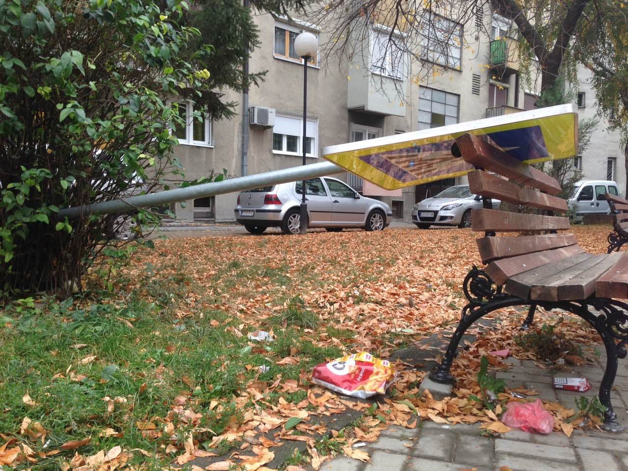 Dečje igralište iza Garetove palate stalno na udaru vandala: uništavaju mobilijar, čupaju znakove…