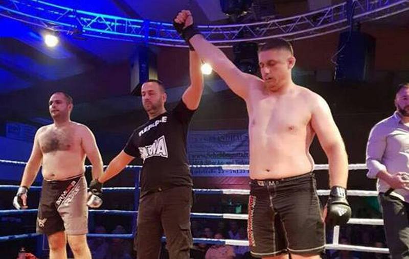 Usred Nemačke Leskovčanin ušao u ring uz “Dogodine u Prizrenu” i BEZ POSLEDICA savladao protivnika (VIDEO)