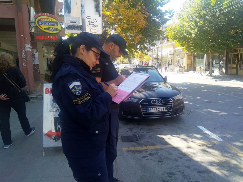 Komunalci pisali kazne za nepropisno parkiranje u glavnoj ulici