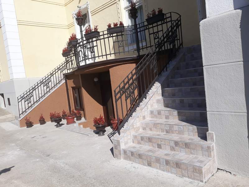 Nove stepenice i nova ograda u leskovačkoj Sigurnoj kući