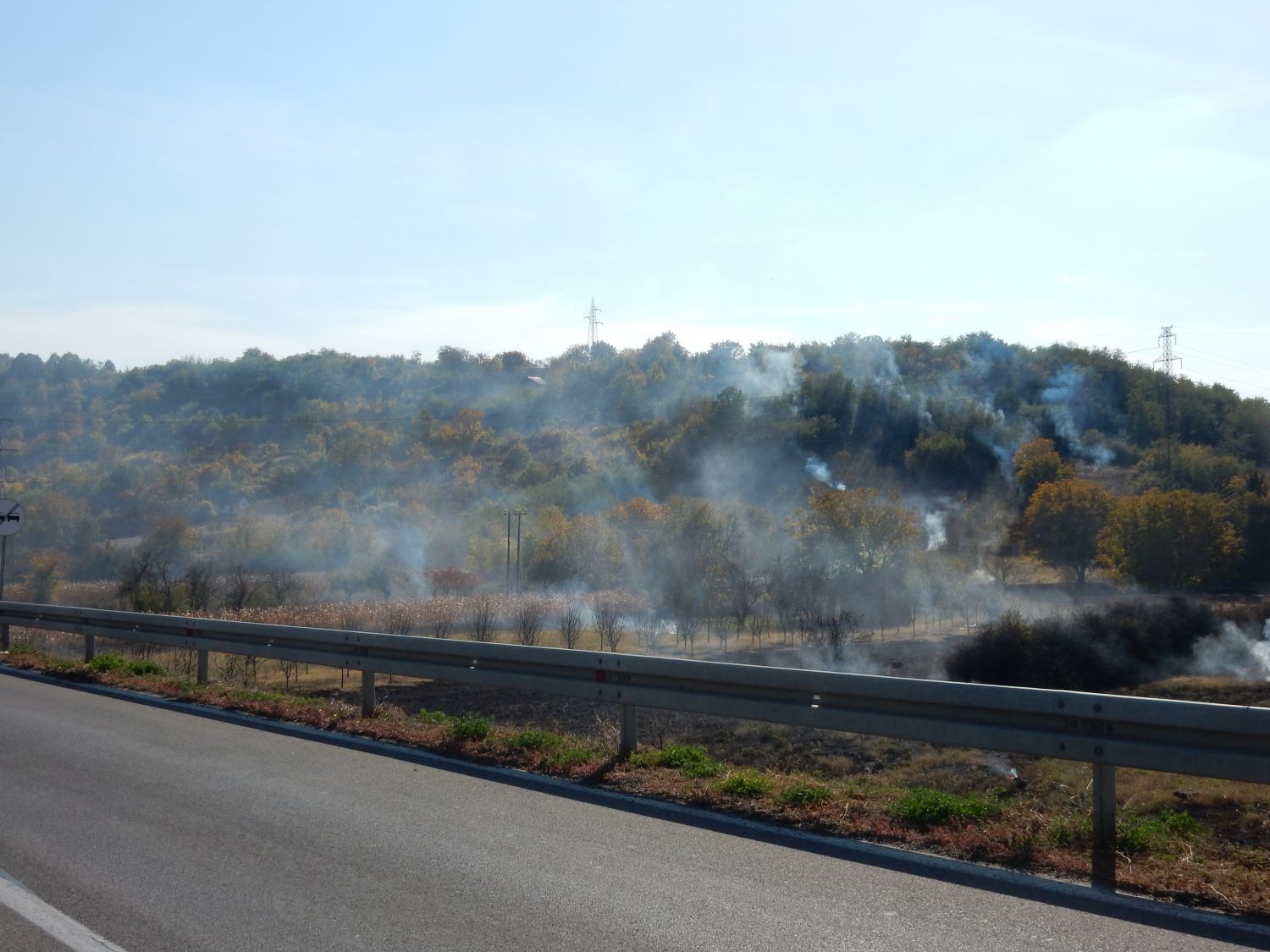 Dim sa zapaljenih strnjišta ponovo pokrio autoput (VIDEO)