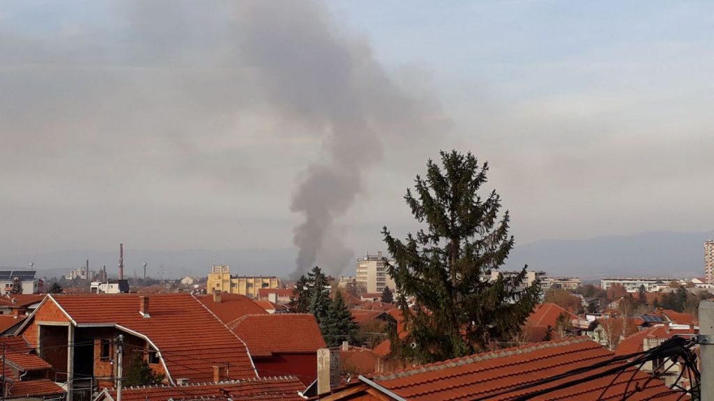 Gori strnjište kod Delfija, dim vidljiv iz celog grada uznemirio Leskovčane