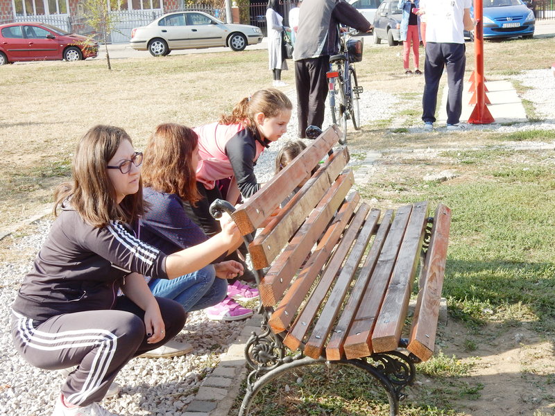 Ofarban mobilijar i u Mokranjčevoj ulici