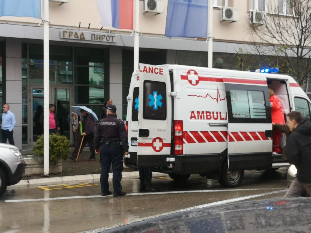 Pomahnitali Piroćanac izbo dvoje ljudi ispred Gradske kuće