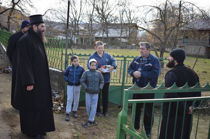 Episkop niški posetio porodicu Milene Petrović i podelio humanitarnu pomoć još u sedam višedetnih porodica