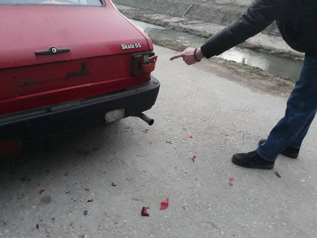 Leskovčaninu demolirali auto u po bela dana, pa još jednom nakon što je pozvao policiju