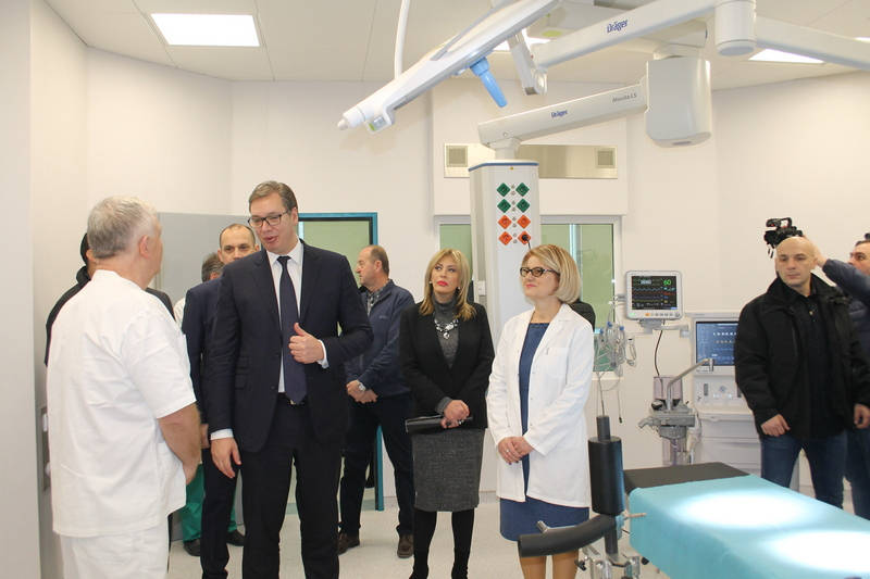 Vučić otvorio novi Hirurški blok u Vranju i lekarima obećao veće plate