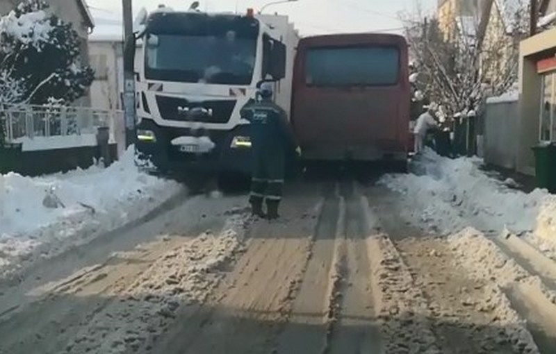 Čik prođi ako možeš – Đubretar i autobus se zaglavili i blokirali saobraćaj u (ne)očišćenoj ulici u Leskovcu