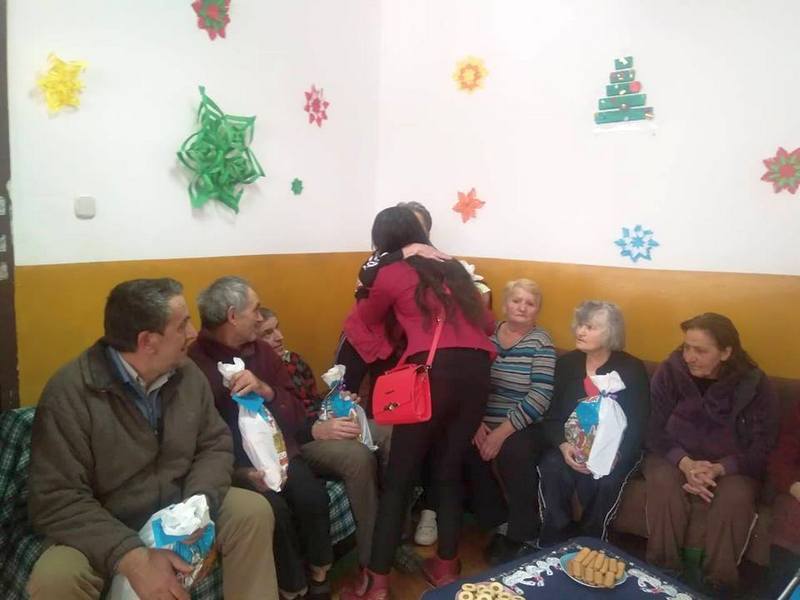Migrantkinje poklonile starim osobama i deci sa smetnjama u razvoju kape i šalove koje su ručno napravile