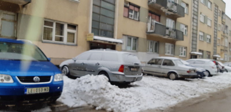 Parkirališta u Leskovcu zaleđena i neočišćena od snega