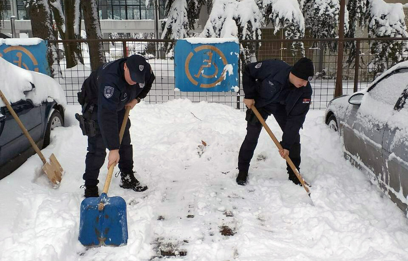 Policajci čiste i sneg