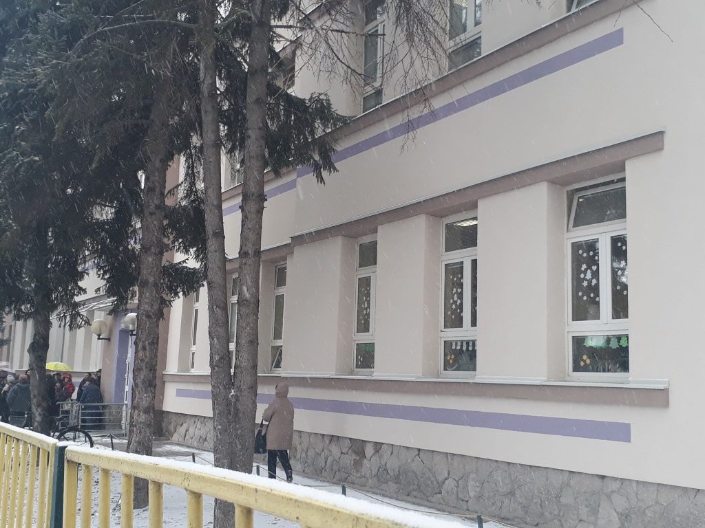 „Svetozar“ dobio novu fasadu, postavlja se i zaštitna ograda oko škole