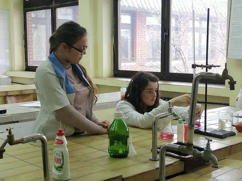 Hemijska škola u okviru vežbi meri ispravnost vode u školi i van nje