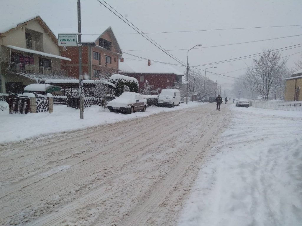 Ovaj grad na jugu Srbije je zatrpan snegom, taksisti uopšte ne mogu do pojedinih naselja