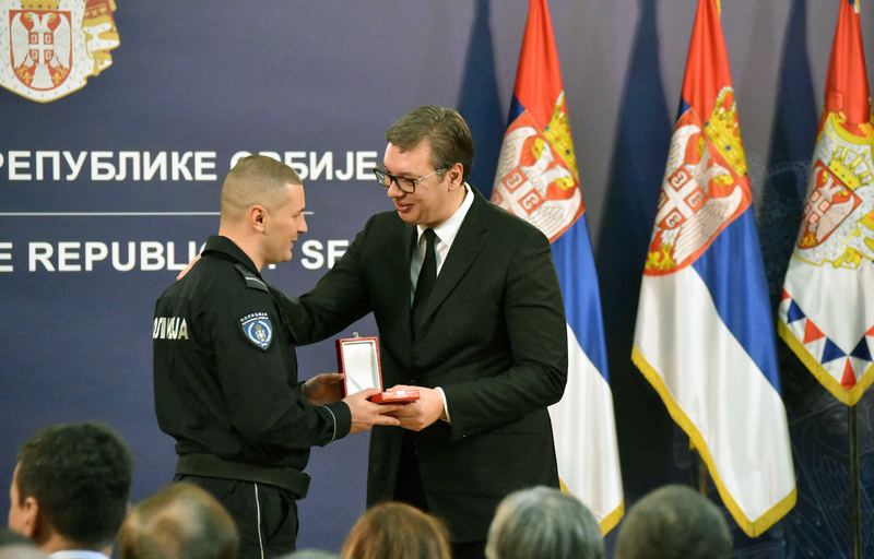 Niškom policajcu dodeljena srebrna medalja za hrabrost “Miloš Obilić”