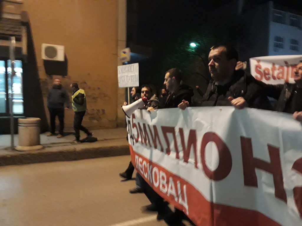 Protestantima u Leskovcu gasili svetlo ispred zgrade SNS-a