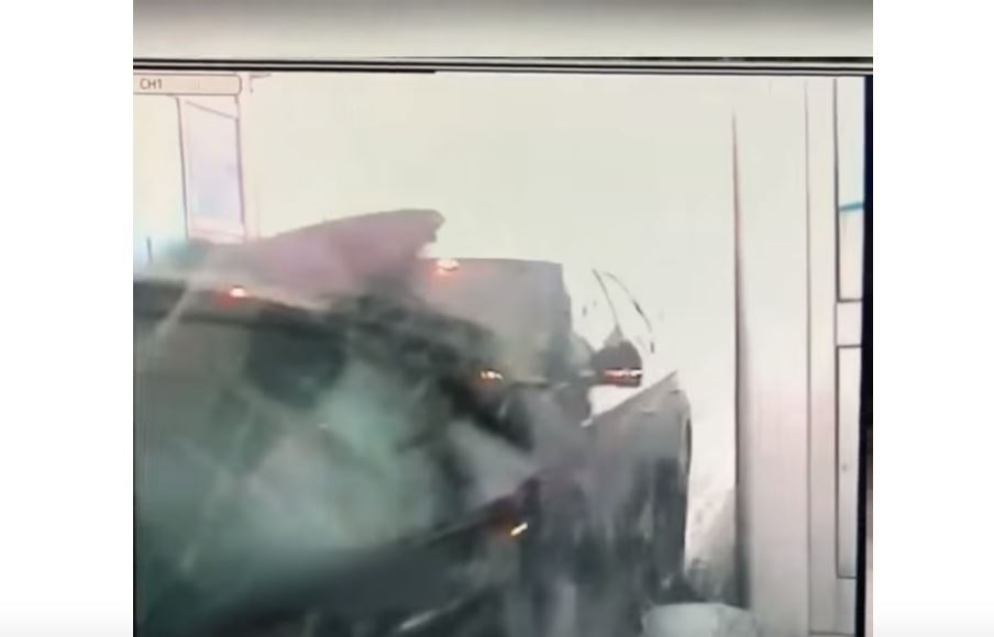 TRENUTAK UŽASA Pojavio se snimak kako Babićev automobil udara u kola na naplatnoj rampi kod Doljevca(VIDEO)