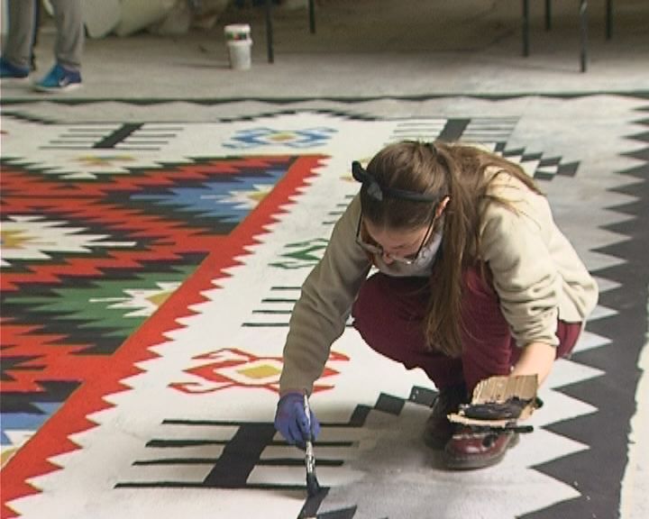 Studenti oslikali pirotski ćilim za useljenje u novi Dom kulture